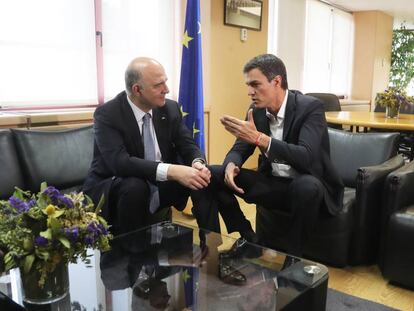 Pedro Sánchez con Pierre Moscovici. Uly Martín