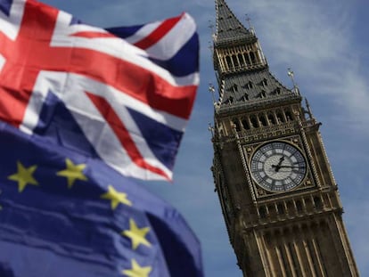 Imagen de archivo de un manifestadntes con las banderas de la UE y el Reino Unido junto al Big Ben, Londres.