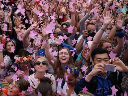 Una multitud disfruta del festival de Glastonbury. Vídeo: fragmento de una conferencia de Ed Yong sobre los microbios.