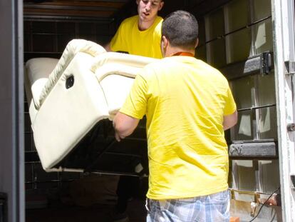 Un transportista y su empleado, que trabajan a través de la plataforma Furgo.