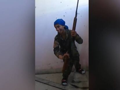 La francotiradora kurda, sonriendo tras fallar el ISIS un disparo.