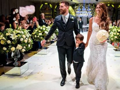 FOTO: La pareja sale con su hijo del salón del complejo City Center Rosario nada más casarse. / La pareja y los invitados saludan a los medios tras la ceremonia.