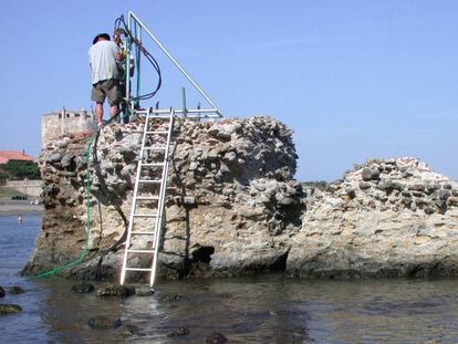 Extracción de muestras de un muelle del 'Portus Cosanus' en la costa toscana, construido hace más de 2.000 años.