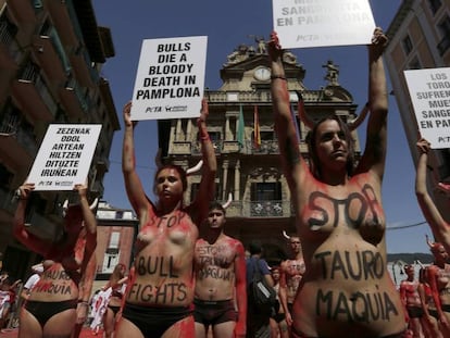 Activistas antitaurinos, este miércoles en Pamplona.