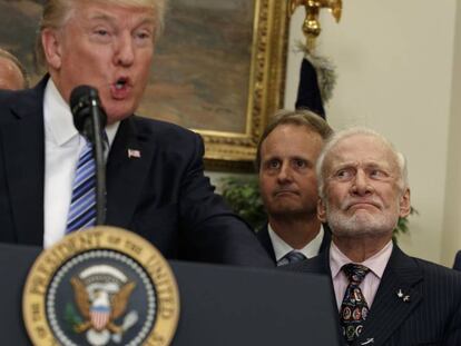 El exastronauta Buzz Aldrin, observando al presidente mientras habla.