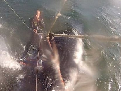 El kitesurfista Andrei Grigoriev, al tropezar con una ballena.