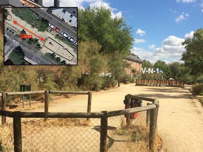 En primer plano, zona para perros de un parque de Collado Villalba. Al fondo, el área infantil.