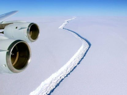 Vista aérea de la grieta en la barrera de hielo Larsen C, en la Antártida.