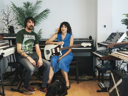 Los músicos Anni B Sweet y Noni, de Lori Meyers, con su perro 'Douglas', en su casa de Granada.
