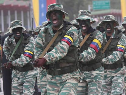 Fotografía cedida por la Agencia Venezolana de Noticias de un desfile militar para conmemorar la independencia de Venezuela el 5 de julio de 2017.