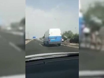 Un ciclista agarrado a una furgoneta circula a 100 km/h por una autopista de Mallorca