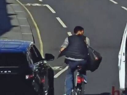 Un policía derriba a un ladrón en bicicleta con la puerta del coche