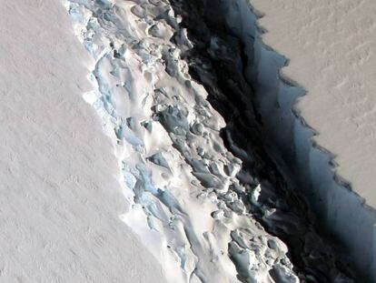 Imagen aérea de la gigantesca grieta en la barrera de hielo Larsen C.