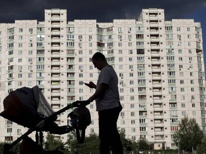 Los ucranianos, como este ciudadano de Kiev, son los segundos que más caminan, según sus móviles. Valentyn Ogirenko REUTERS