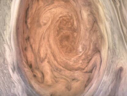 Imagen con color mejorado, creada con los datos enviados por la sonda Juno.