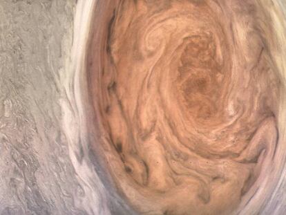 Imagen con color mejorado, creada con los datos enviados por la sonda Juno.