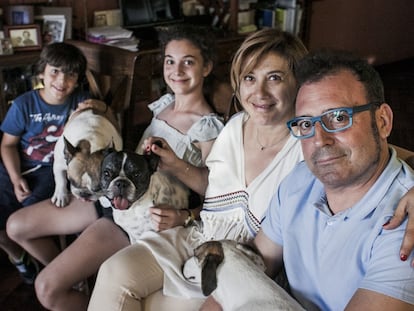 La familia madrileña Moreno Martín, con sus tres perros.