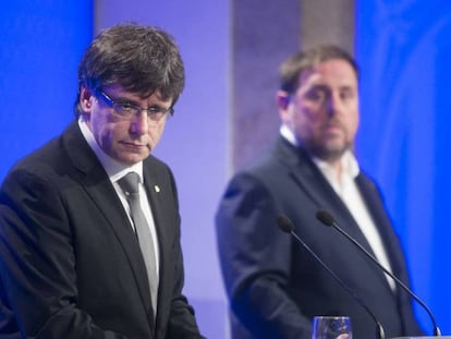 Carles Puigdemont y Oriol Junqueras durante el anuncio de los cambios en el Gobierno de la Generalitat.