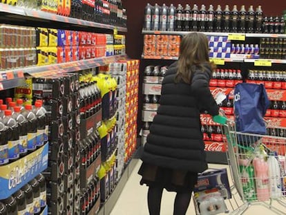 Lineal de refrescos en un supermercado.