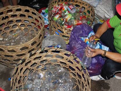 En muchas regiones del planeta el reciclaje de plásticos es aún manual, botella a botella, tapón a tapón.