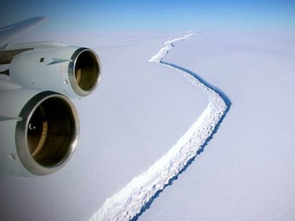 FOTO: La grieta en la barrera de hielo Larsen C ha crecido significativamente en las últimas semanas. / VÍDEO: Uno de los mayores icebergs se desgaja de la Antártida.