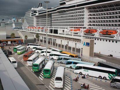 Decenas de autocares y taxis esperan a los pasajeros de un crucero en el Puerto de Barcelona.