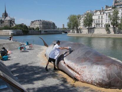 Imagen de la falsa ballena junto al río Sena en París.