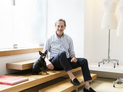 El diseñador, con su mascota 'Pepa' en el local madrileño que utiliza como taller y 'showroom'.