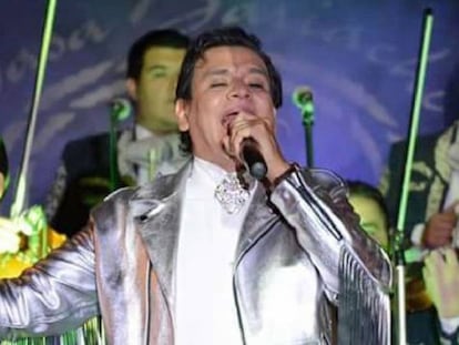 Erwin Trejo, conocido como 'La voz gemela de Juan Gabriel', durante una actuación. Erwin Trejo Facebook / VÍDEO: TheJUANJUAREZJUAN (YOUTUBE)