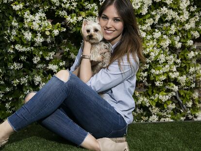 La modelo Helen Lindes posa con su perra 'Bella' en el jardín de su casa, en la urbanización madrileña La Finca.