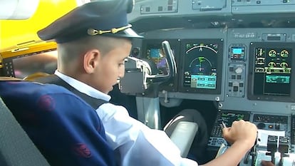 El niño, mientras conducía el avión.