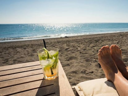 Una bebida alcohólica reposa sobre la mesa de un chiringuito de playa. GETTY | EPV