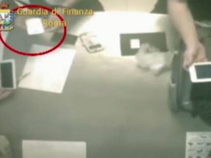 Detenidos dos empleados del aeropuerto de Roma por robar de las maletas