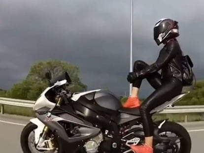 Olga Pronina, en una de sus grabaciones en la moto.