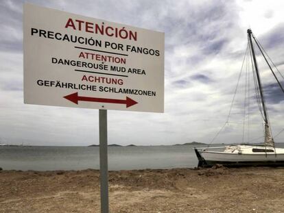 Advertencia a bañistas en una playa de Murcia.