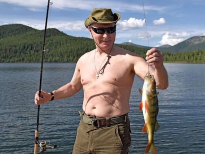 Putin muestra uno de los ejemplares pescados.