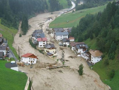 La crecida de los ríos en los Alpes, a veces catastróficas, se producen en los meses de verano. En la imagen, inundaciones de 2005 en el Tirol.
