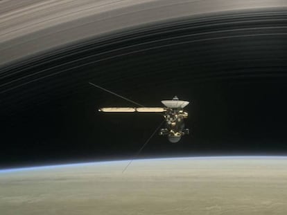 Representación artística que muestra a Cassini realizando una de sus últimas cinco inmersiones a través de la atmósfera superior de Saturno entre agosto y septiembre de 2017.