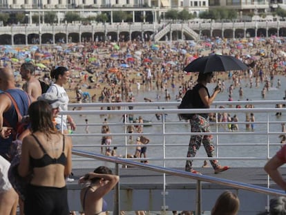 Una turista con paraguas en San Sebastián por las altas temperaturas.