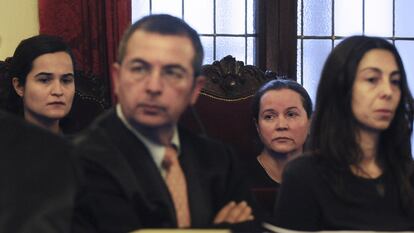 De izquierda a derecha, Triana Martínez,
el abogado defensor Fermín Guerrero, Montserrat González
y Raquel Gago.
Las tres mujeres
fueron condenadas
por el asesinato
de Isabel Carrasco.
