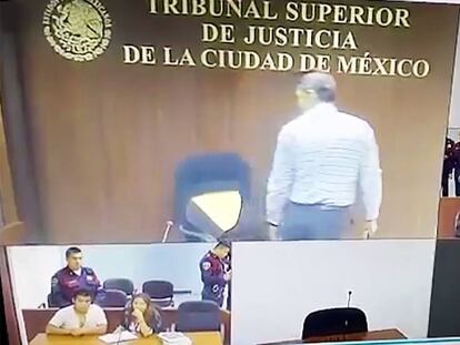 Un juez rompe su silla antes de un juicio porque no le gusta