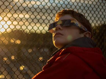 Un niño mira un eclipse parcial en EEUU en 2014