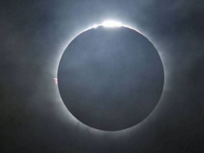 Eclipse solar total visto desde la isla Ternate en Indonesia, en marzo de 2016.