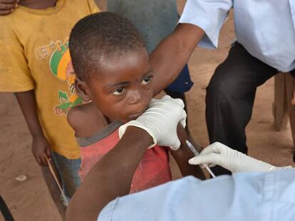 Vacunando contra el sarampión en los lugares más remotos de la República Democrática del Congo