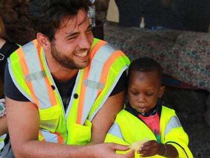 Omar Alshakal posa junto a un niño refugiado. En video, Alshakal da testimonio sobre su ONG.