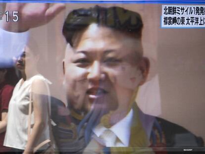 Las pantallas en las calles de Tokio reflejan la imagen de Kim Jong-un.
