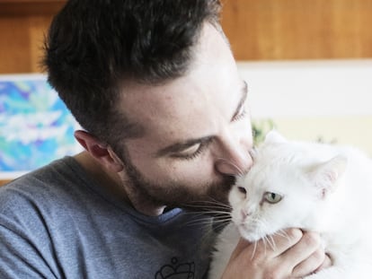 DJ Coyu con su gata 'Mincheta'.