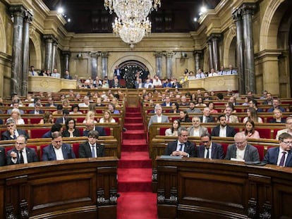 Minuto de silencio en el Parlament de Cataluña en homenaje a la victimas del atentado terrorista.