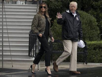 Donald Trump y Melania Trump, se dirigen al helicóptero presidencial en la Casa Blanca, Washington D.C., rumbo a Texas para evaluar el daño causado por el huracán Harvey el 29 de agosto.