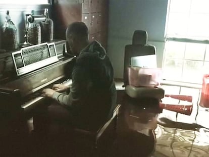 Aric Harding, en su casa de Friendswood (Texas, EE UU) inundada tras el paso de Harvey.